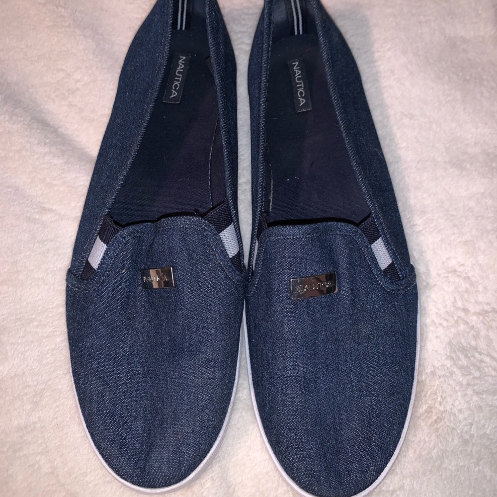 Náutica Canvas tennis shoes size 11